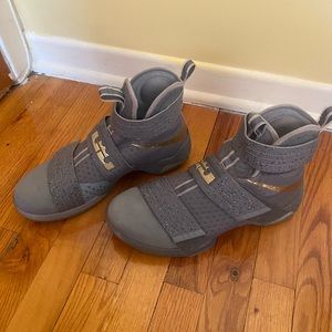 Nike LeBron Zoom Soldier 10 size 9.5 perfect condition